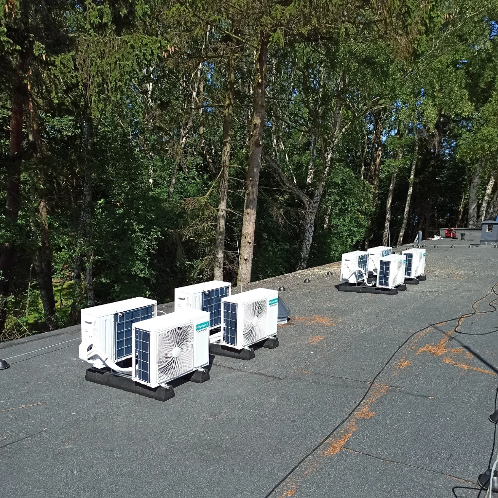 klimatyzatory zamontowane na dachu